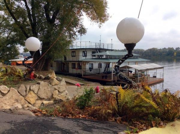 Дебаркадер базы отдыха Мастер